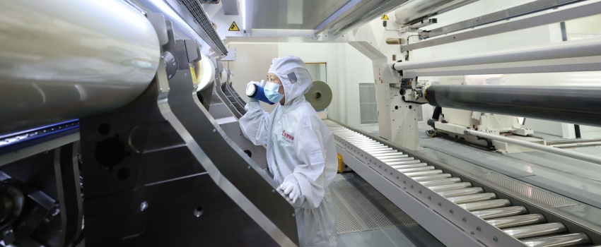 技術(shù)攻堅(jiān)結(jié)碩果！合肥樂凱成功下線超寬幅超薄高端光學(xué)聚酯薄膜